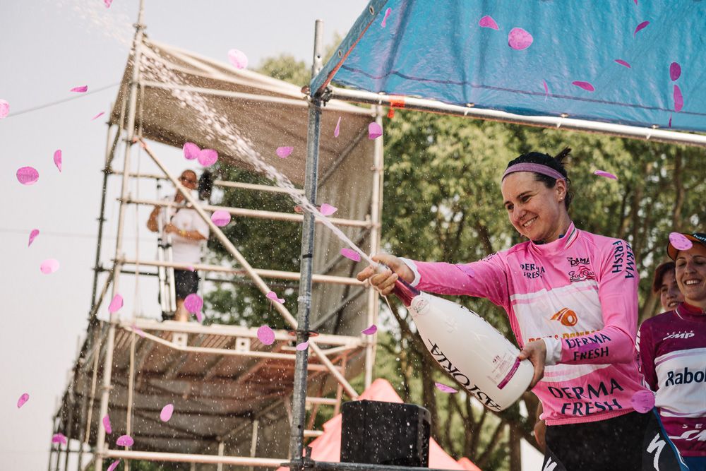 Megan Guarnier (Boels Dolmans Cycling Team) stays in pink