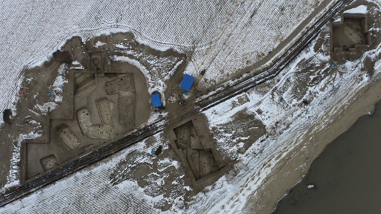 An aerial view showing the three residential areas and tombs that were encircled by three defensive trenches. These trenches connected to the Nenjiang River at the time.