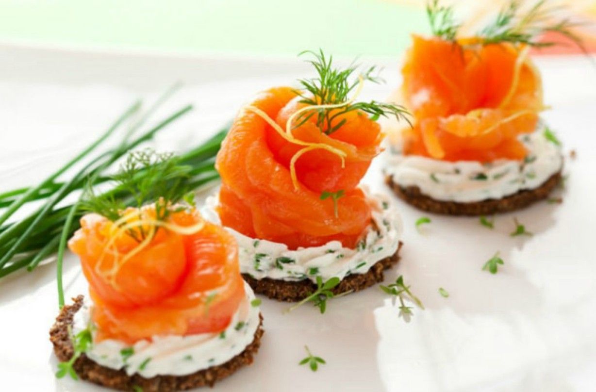 Smoked salmon roses on rye toasts