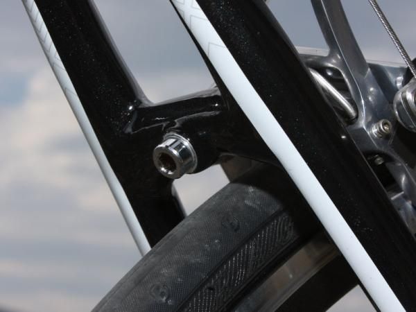 The custom brake mounting bolts are dual-threaded: 6x1mm at the caliper end as usual but 5x0.8mm on the backside for an easy (and stealthy) fender installation.