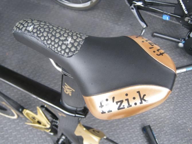 Wiggins has a custom grip section on his Fizik saddle
