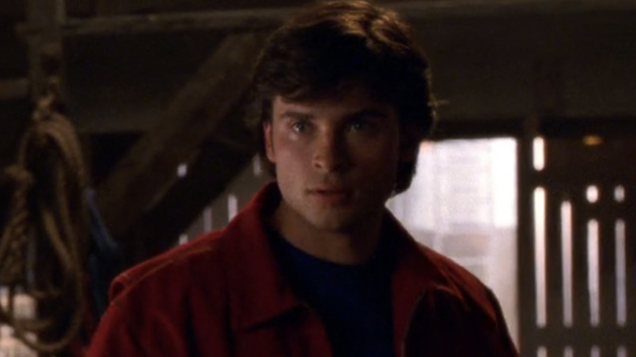 Clark Kent (Tom Welling) speaks to Lois Lane on Smallville