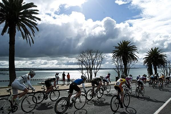 The peloton in the womens criterium make their way beside the foreshore in Geelong's Eastern Gardens.
