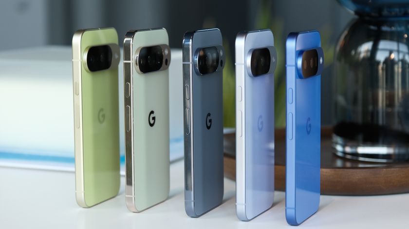 Vijf Pixel 10-telefoons op een rijtje