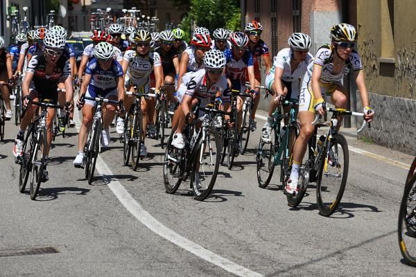 Emma Pooley (Cervelo Test Team) in the centre of the lead group.