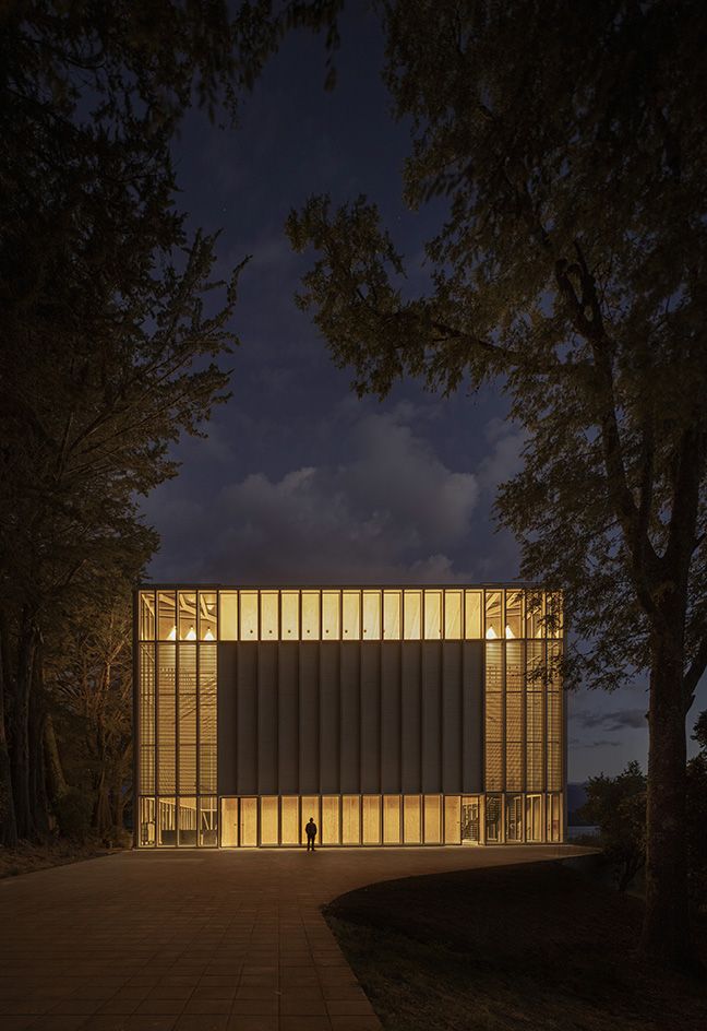 Exterior del teatro Pangupulli de noche