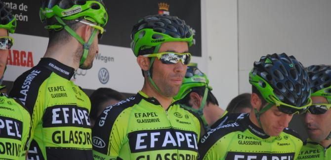 Efapel riders for this race. In the center we see the Chilean rider Carlos Oyarzun, who has just flew back from Mexico, where he raced the Pan-American Games getting a bronze medal in the time trial competition