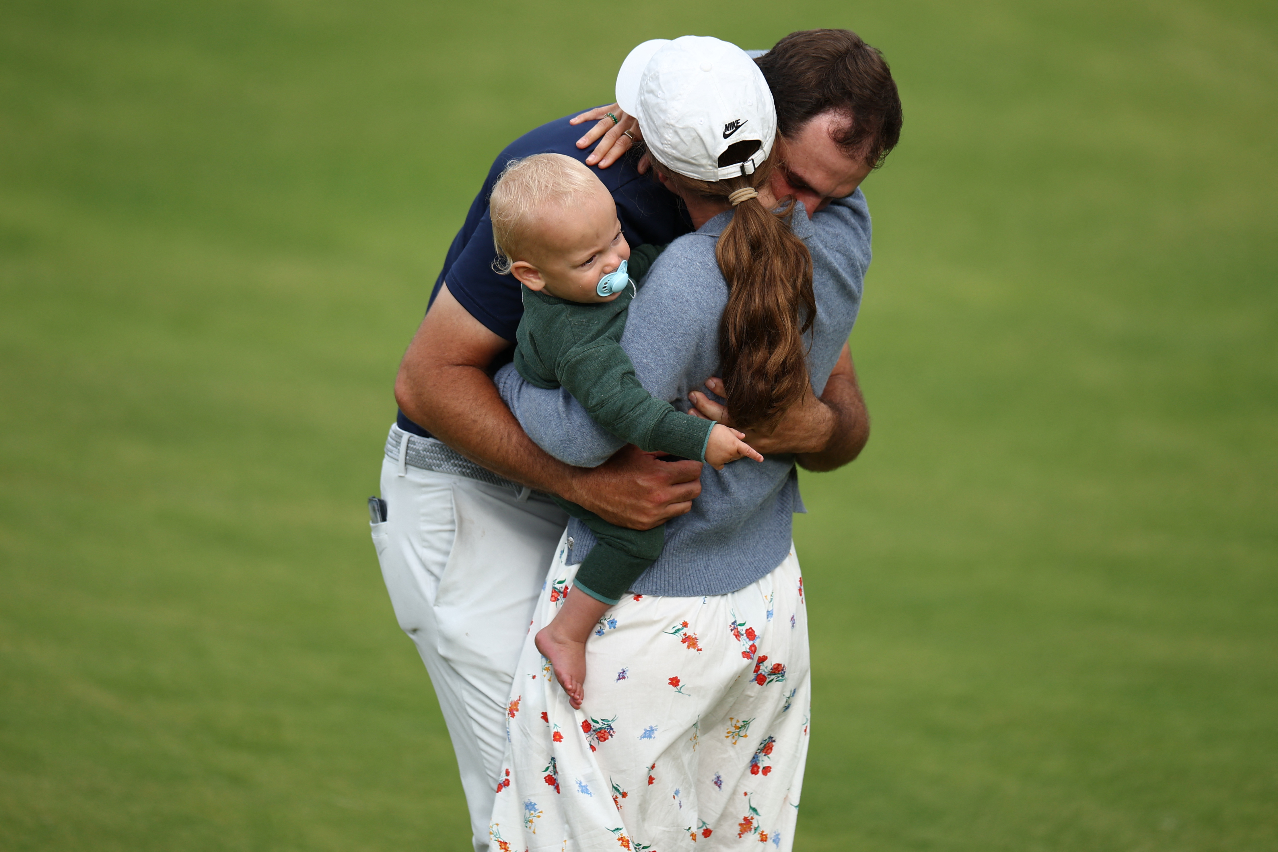 Scottie Scheffler hugs his wife