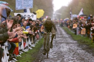 Le Belge Wilfried Peeters franchit la tranche dArenberg le 15 Avril 2001 lors de la 99e dition de la classique cycliste ParisRoubaix 3e preuve de la saison comptant pour la coupe du monde de cyclisme AFP PHOTO PATRICK KOVARIK Photo by PATRICK KOVARIK AFP Photo credit should read PATRICK KOVARIKAFP via Getty Images