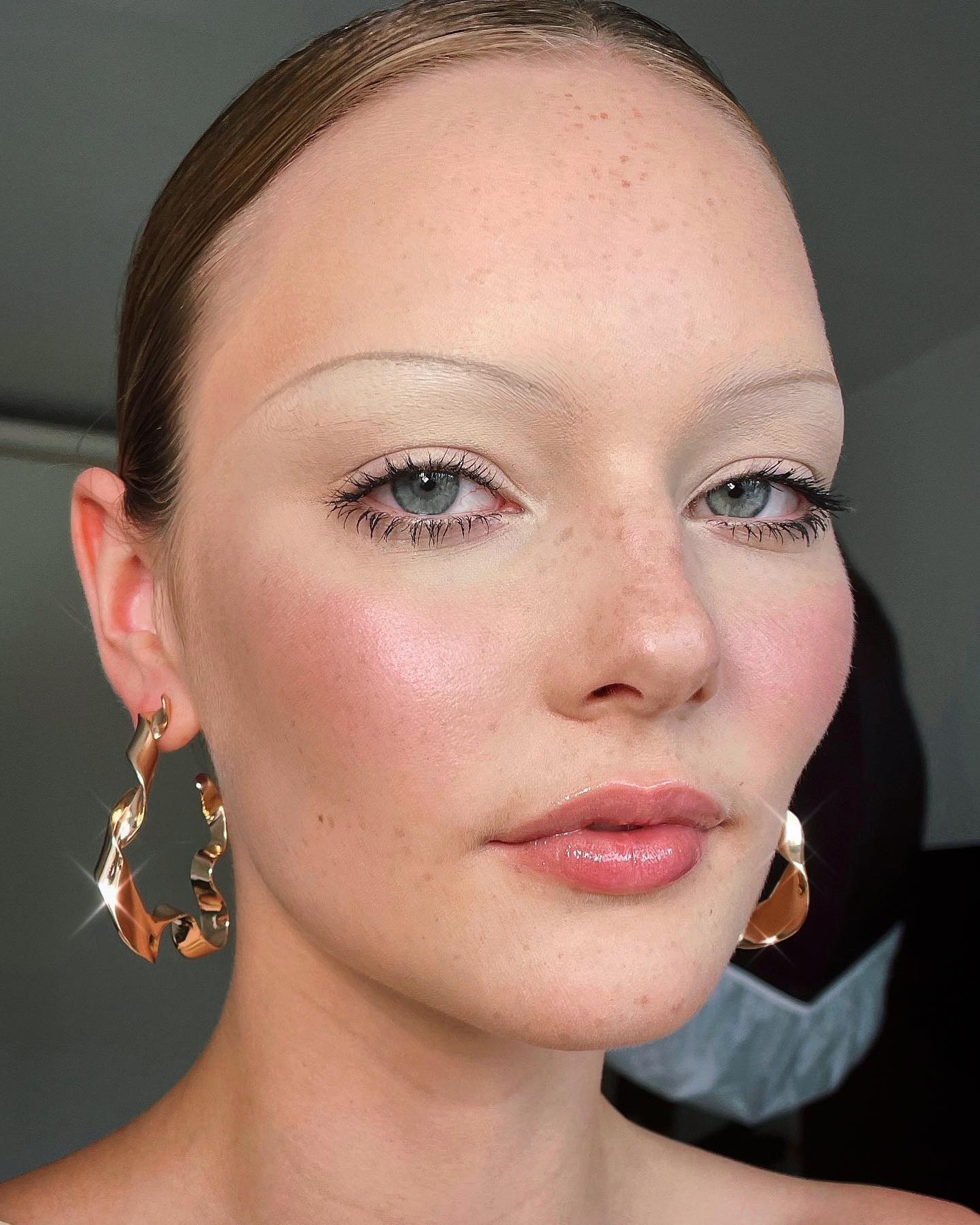 Glossy makeup with thin brows on Astrid Voss by David Razzano
