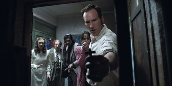 Patrick Wilson Vera Farmiga The Conjuring 2 Ed Warren holding a cross shocked faces