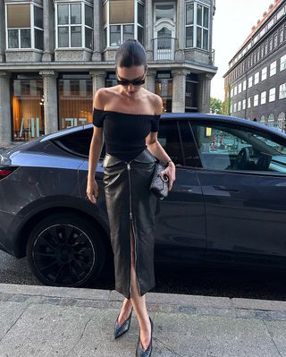 fashion influencer wearing an all-black outfit