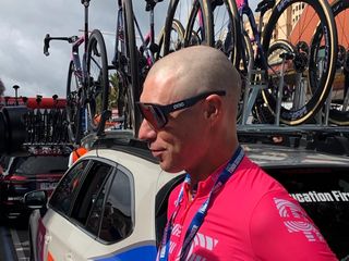 Micth Docker with a shaved head at the start of stage 5