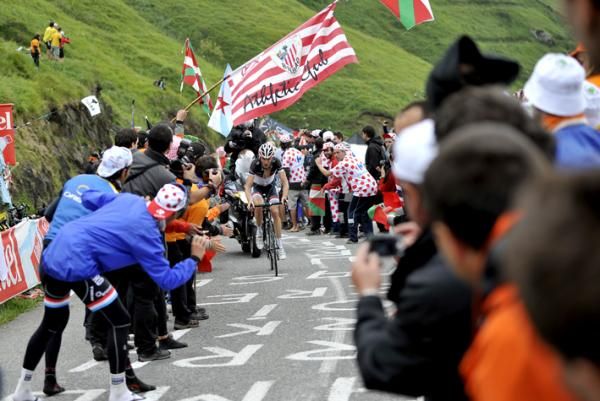 Frank Schleck attempts to chase down Sanchez and Vanandert