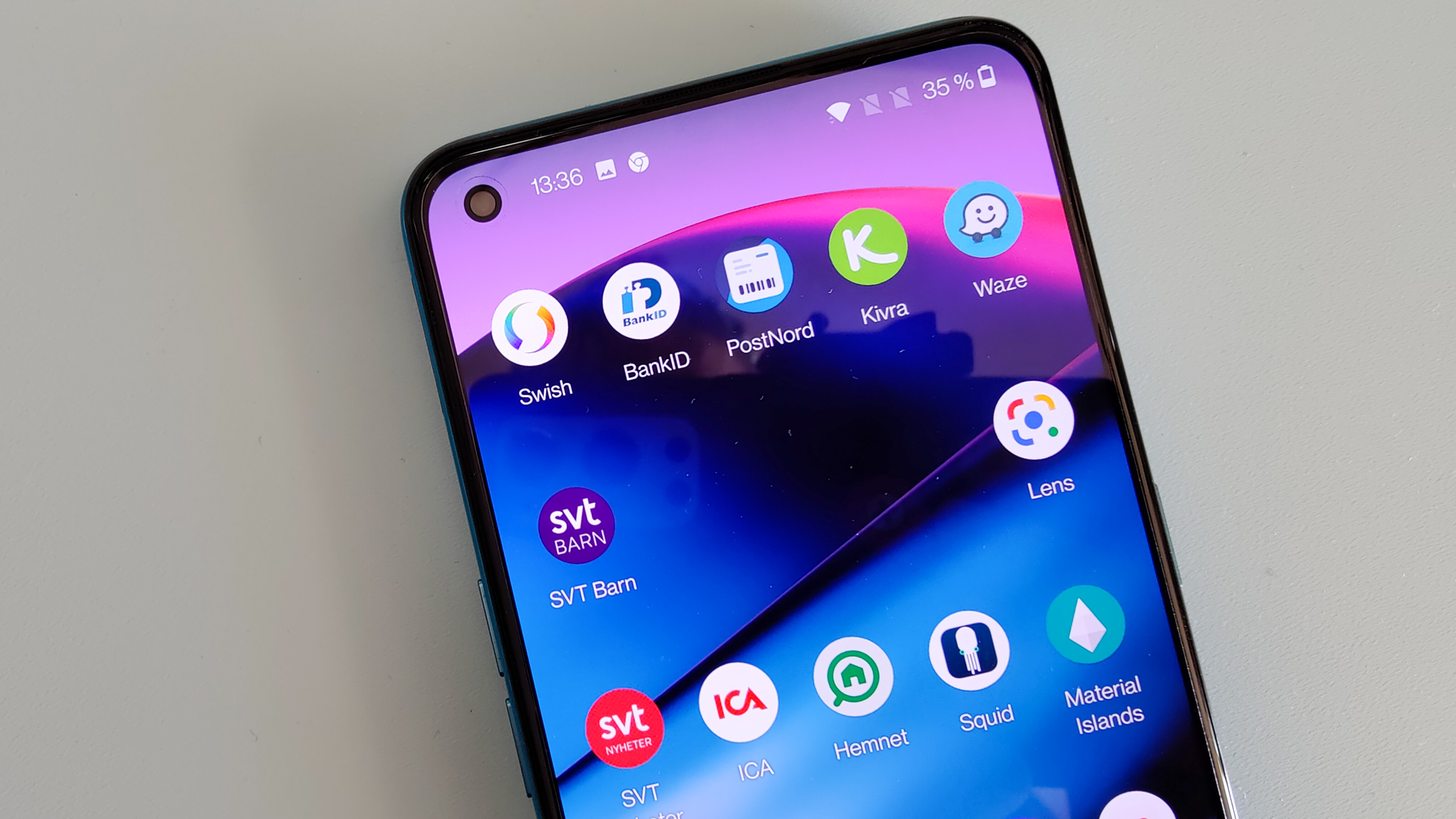 OnePlus Nord CE 5G med appar på skärmen.