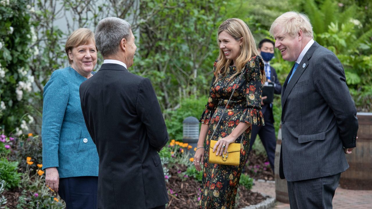 Germany&#039;s Chancellor Angela Merkel (L) and her husband, Joachim Sauer (2nd L) speak to Britain&#039;s Prime Minister Boris Johnson (R) and his wife Carrie Johnson at a reception with G7 leaders at The Eden Project in south west England on June 