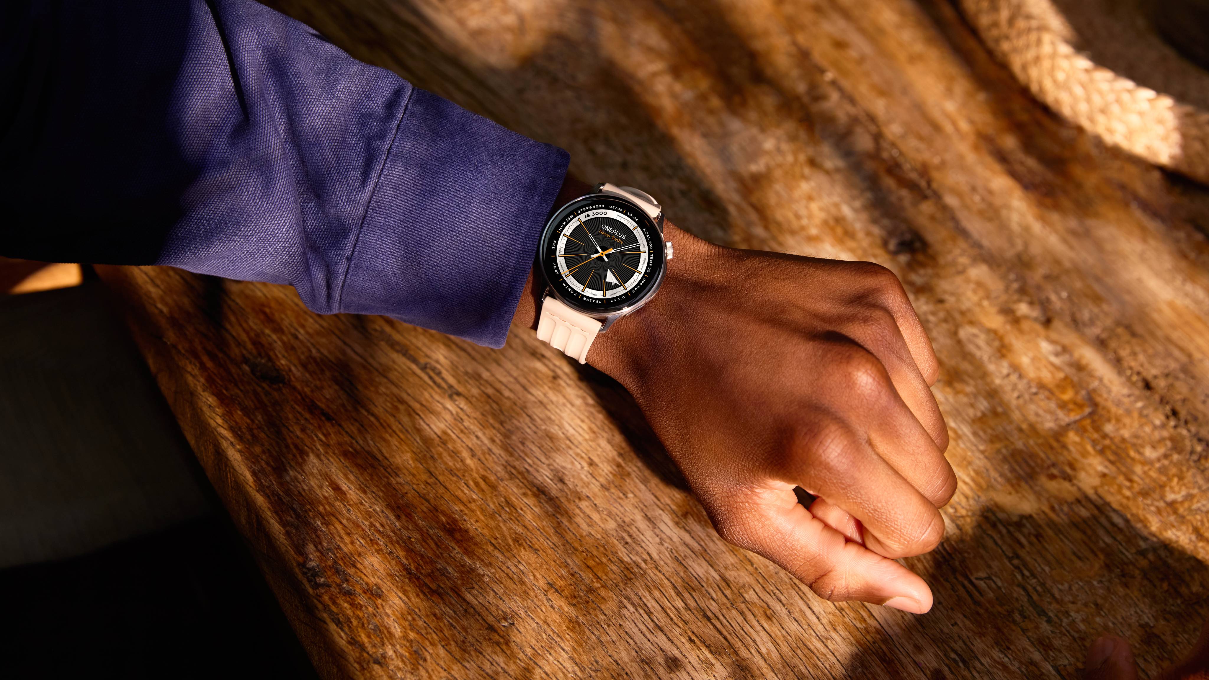 OnePlus Watch Lite p&amp;aring; et h&amp;aring;ndled