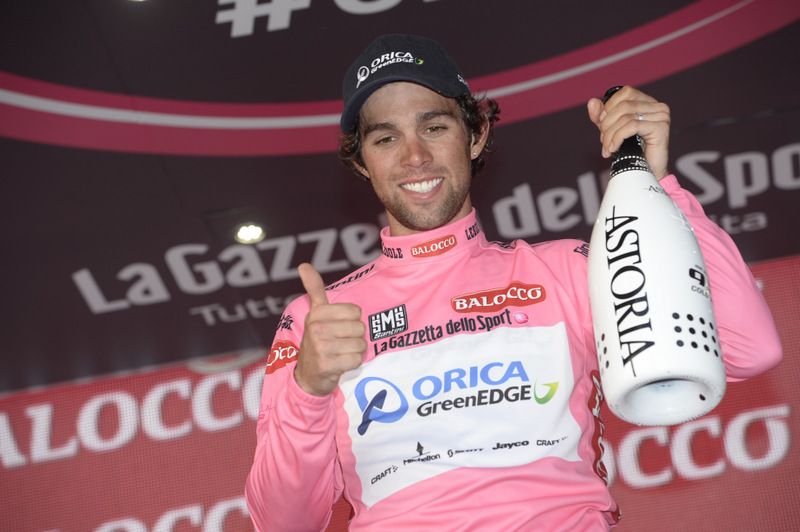 Michael Matthews takes the maglia rosa off his teammate