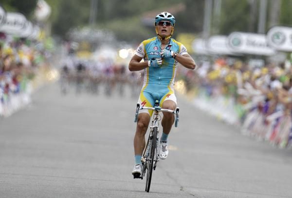 Alexander Vinokourov (Astana) celebrates his stage win in Revel