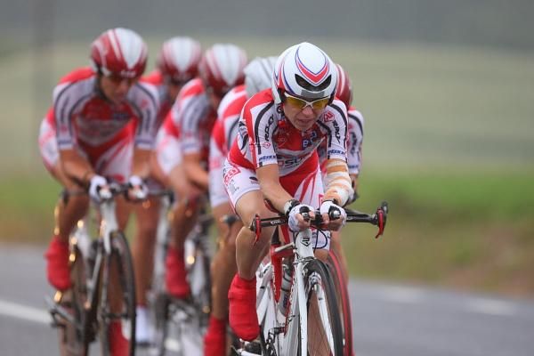 A tight cluster, including Sweden's Emma Johansson : Redsun Cycling Team