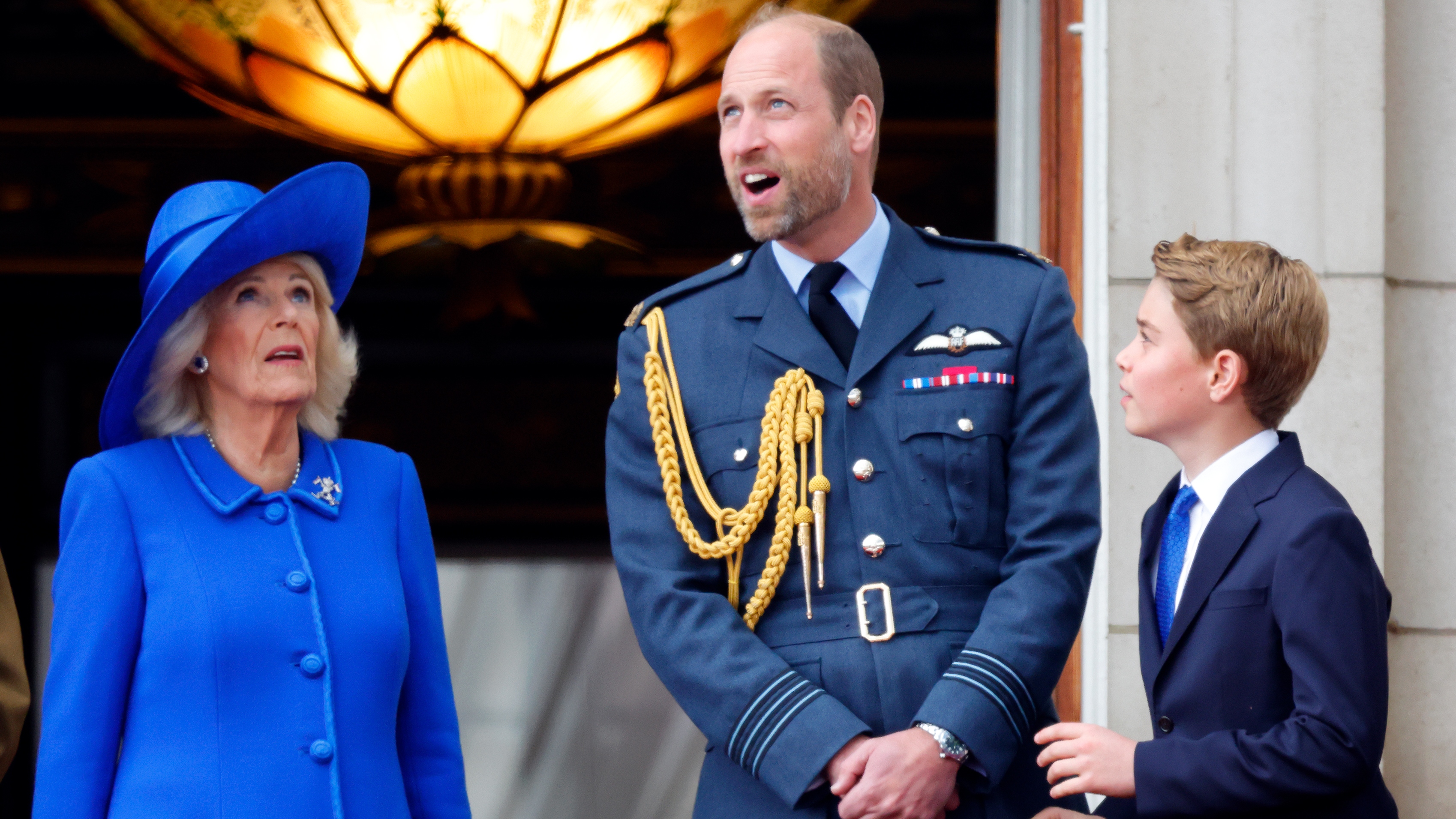 Královna Camilla, princ William a princ George z Walesu sledují flypast z balkonu Buckinghamského paláce, aby si 5. května 2025 připomněli 80. výročí VE dne 5. května 2025