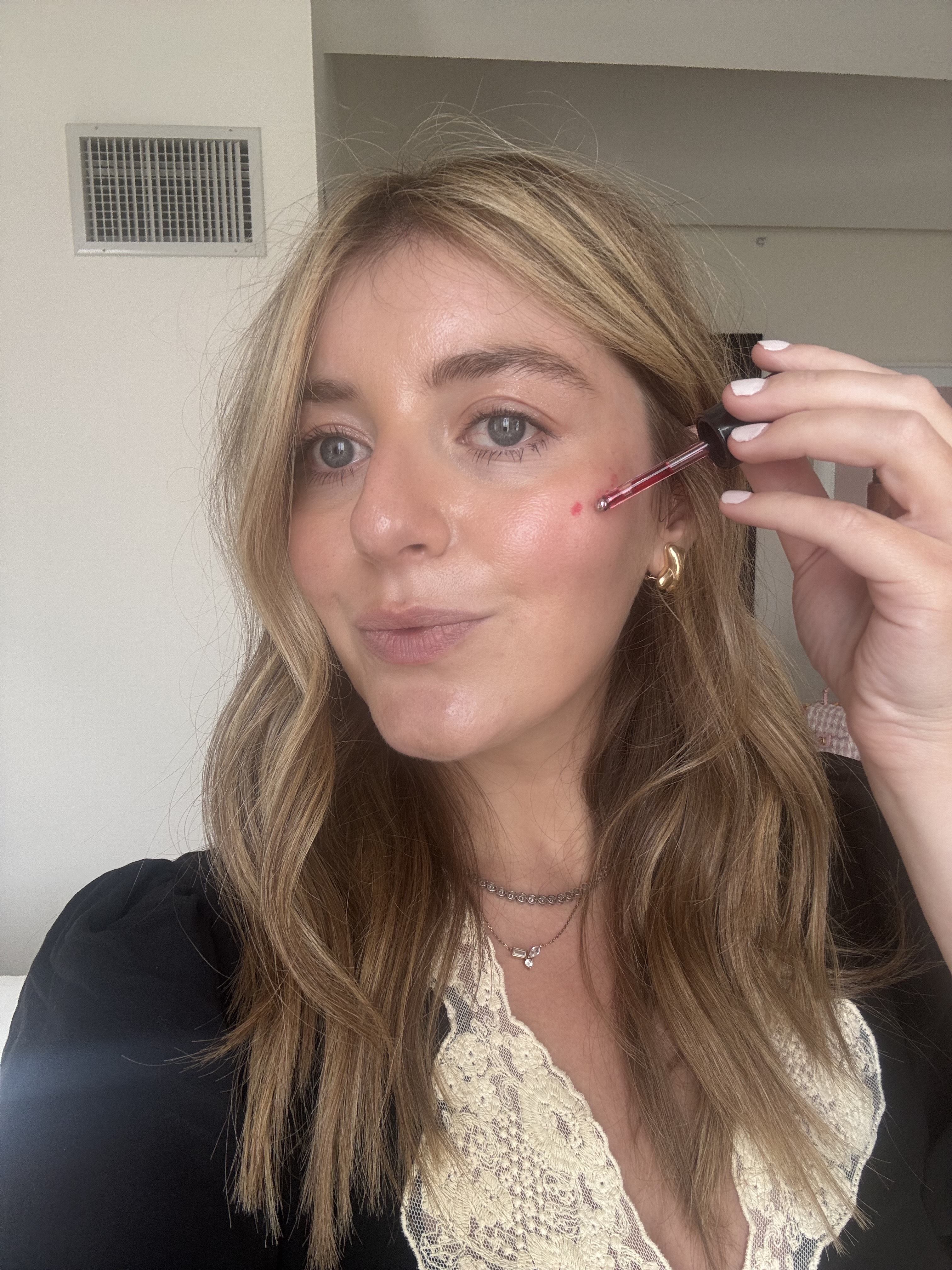 samantha holender applying victoria beckham blush