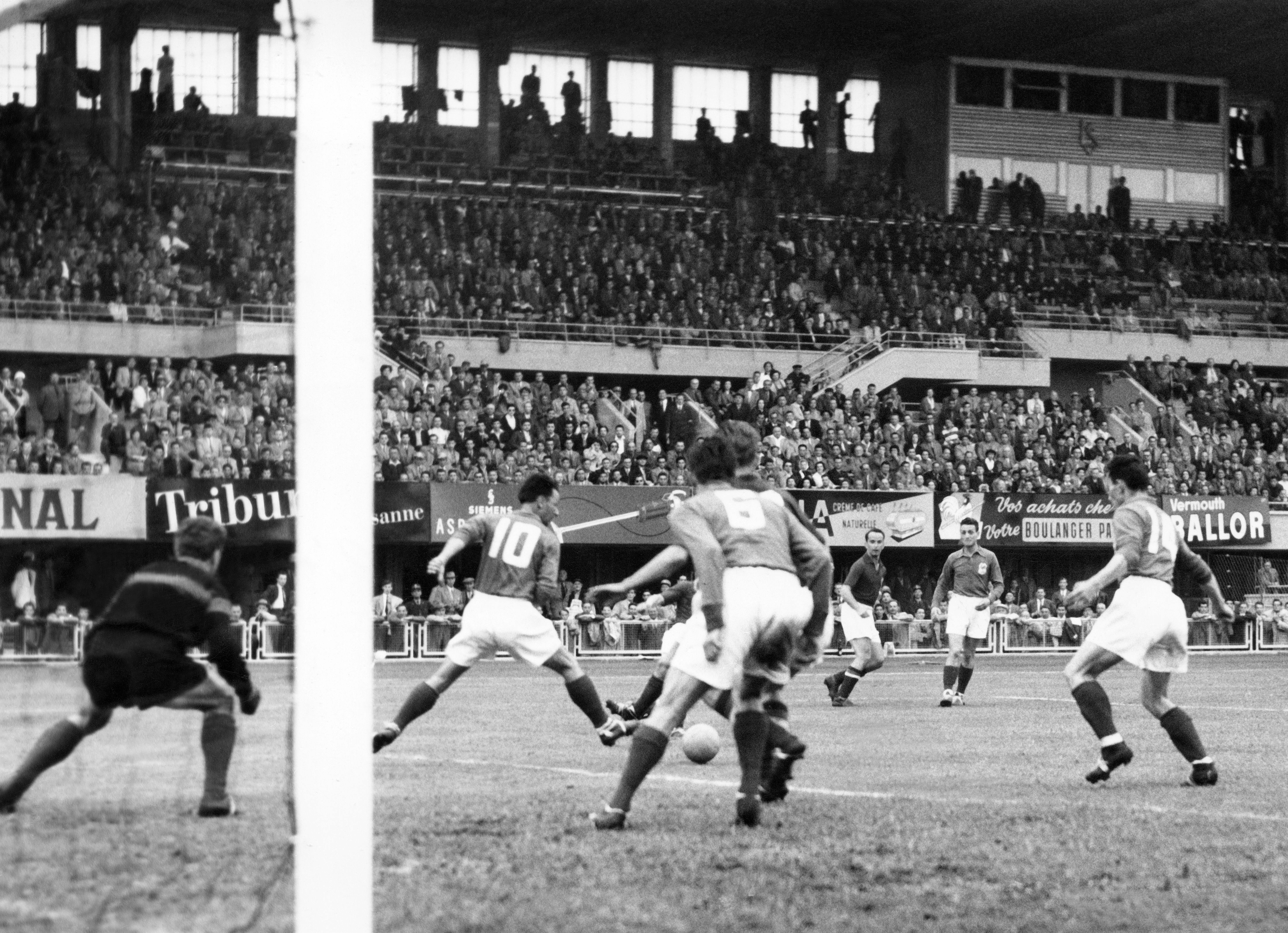 Yugoslavia in action against France at the 1954 World Cup.