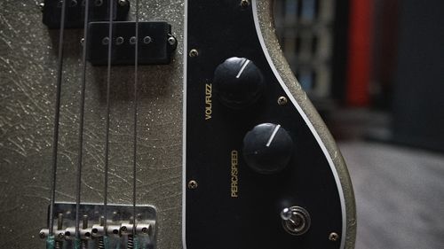 Fender Adrian Younge Master Built bass