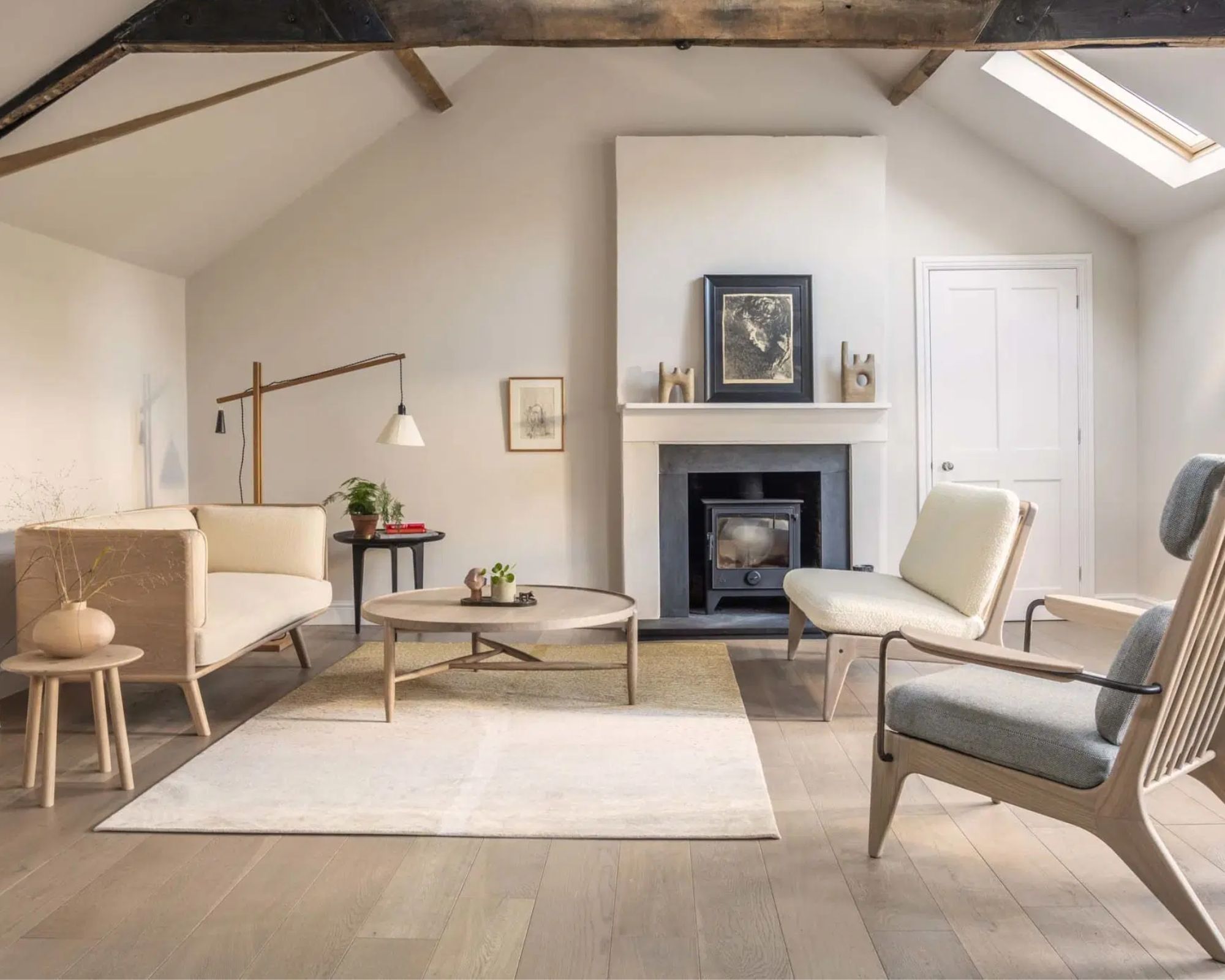 Modern sitting room with neutral modern furniture