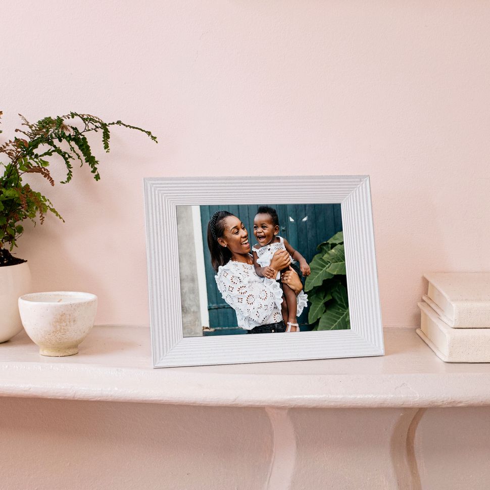 Aura launches print scanning phone app for digital photo frame users