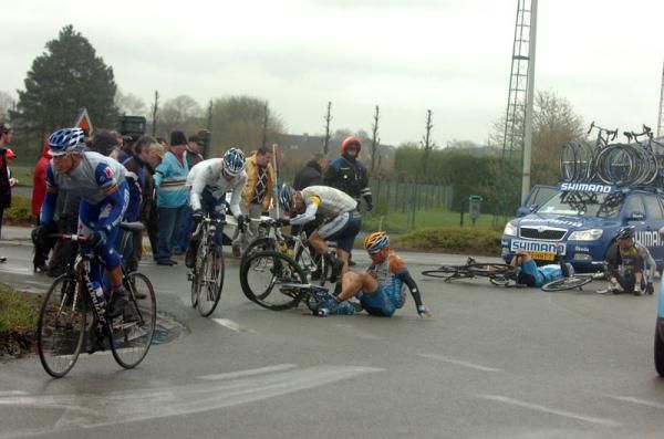 Julian Dean (Garmin) crashes out of the race