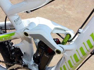 Claymore uses a similar linkage system to Jekyll but with geometry modifications to accommodate the longer travel.