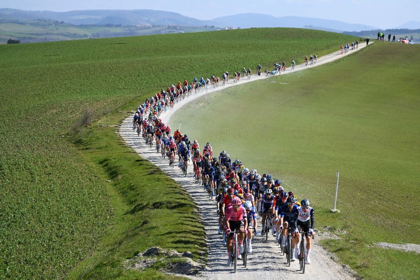 The peloton tackles the gravel hills of the 2023 Strade Bianche – this year the roads should be dry, dusty, and fast