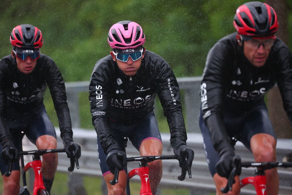 Maglia Rosa Geraint Thomas and his INEOS Grenadiers team mates in the rain