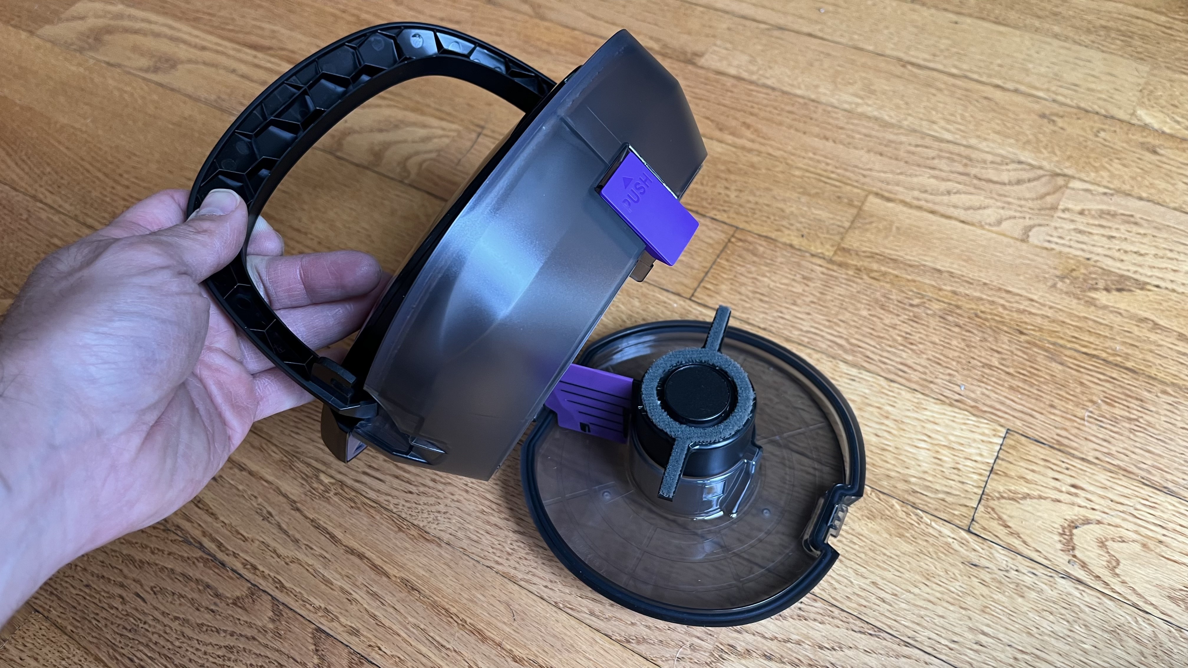 3i G10+ robot vacuum in use
