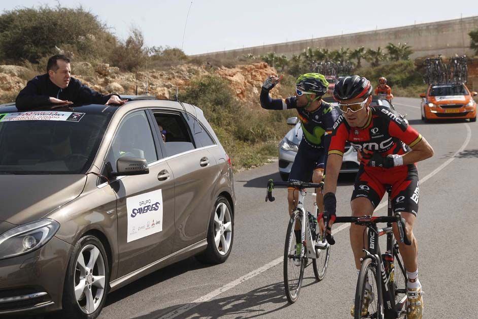 Spanish veterans Alejandro Valverde and Samuel Sanchez talk to the organisers