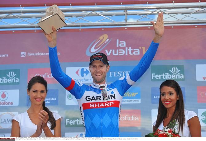 Ryder Hesjedal (Garmin-Sharp) gives a victory salute on the stage 14 podium