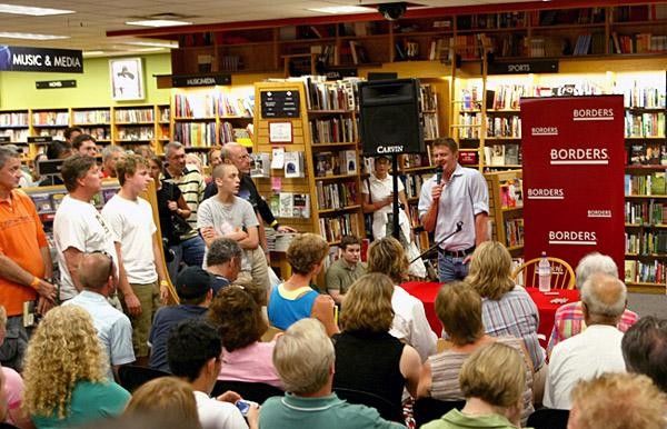 Large crowd listens A large crowd listens to Floyd Landis.