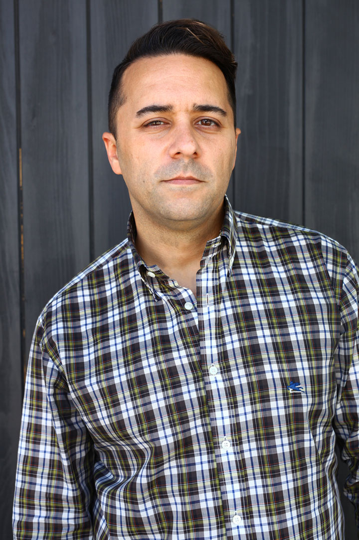 Portrait image of designer Alex Alonso.
