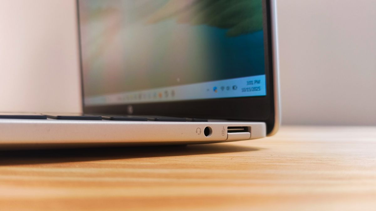 An HP OmniBook 5 14 Inch Next Gen AI PC on a desk