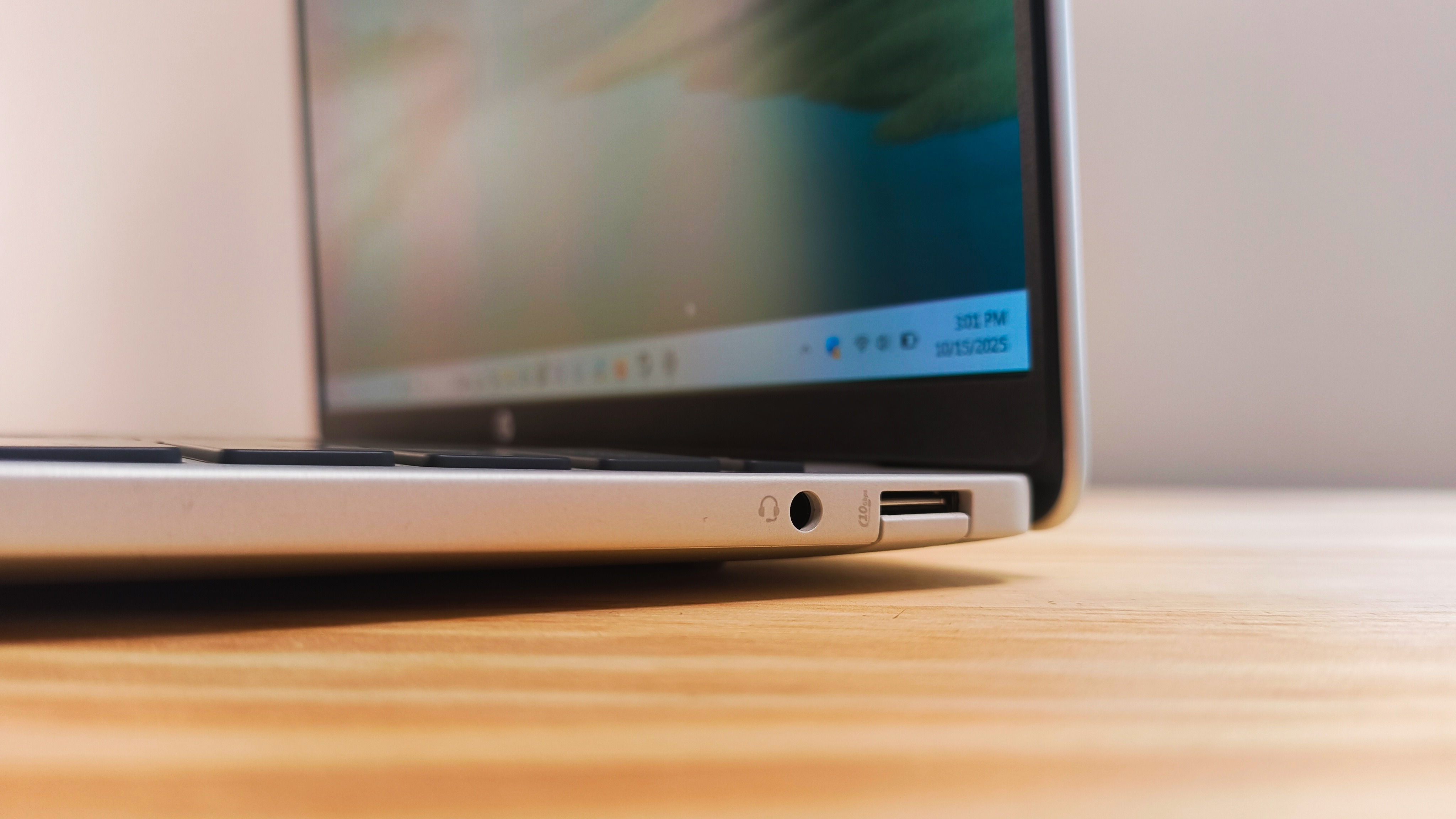 An HP OmniBook 5 14 Inch Next Gen AI PC on a desk