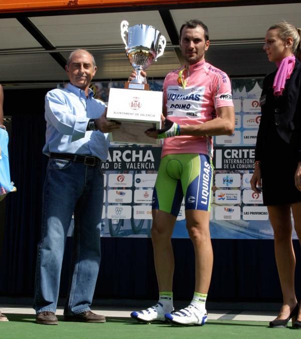 Basso collects his trophy for winning the day of racing