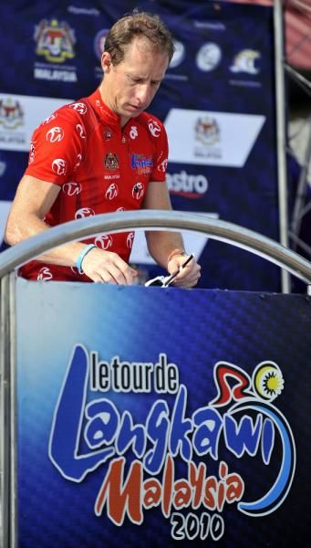 Pete McDonald (Drapac-Porsche) signs on at the start