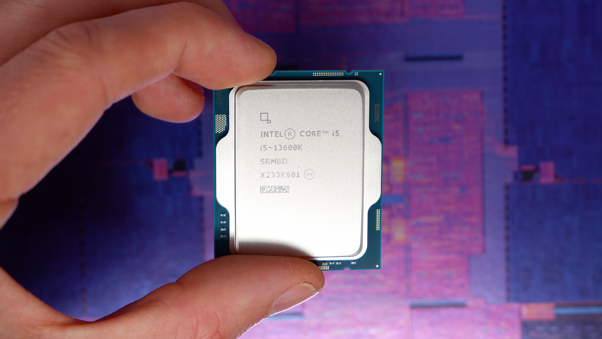 Intel'in Core i5 13600K'sı, üzerinde Raptor Lake kalıbının görüntülendiği bir promosyon kutusunda