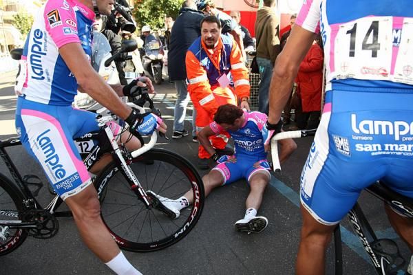 Teammates check on Alessandro Petacchi (Lampre-Farnese Vini).