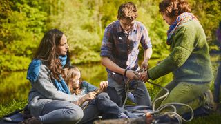 best camping knots: family trying out knots
