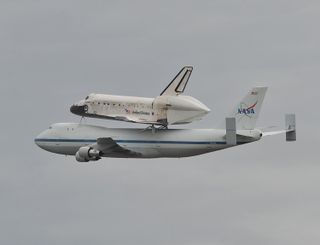 Shuttle Discovery Sits Atop Boeing Aircraft