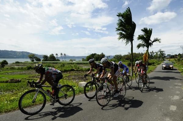 Leading group passes lake Singkarak