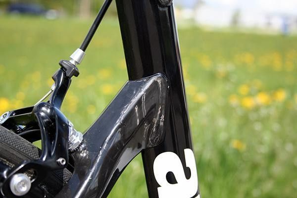 The carbon fibre seat stays are bonded to the aero-shaped seat tube considerably lower than the top tube.
