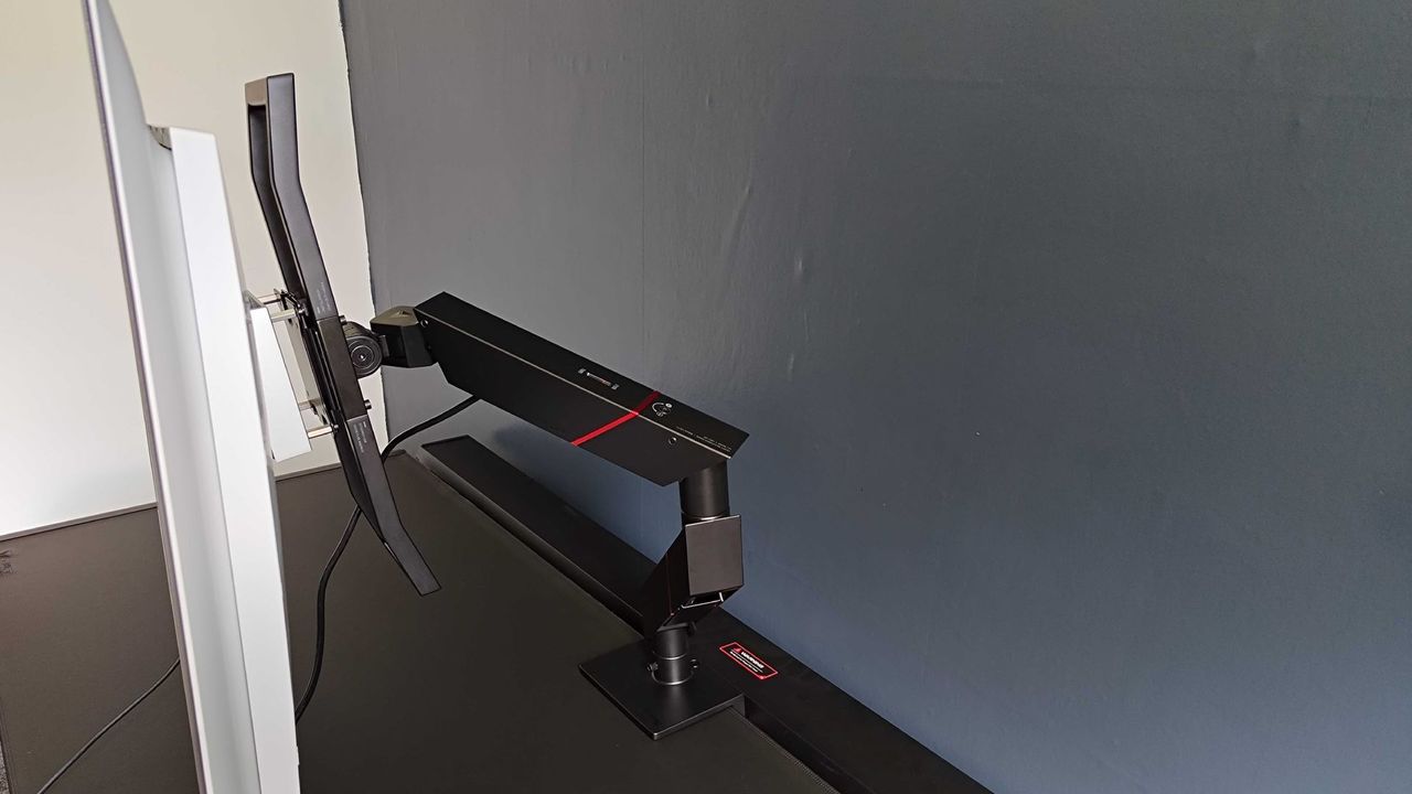 Secretlab Heavy Duty Monitor Arm with Philips Evnia monitor attached